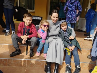 La actriz Angelina Jolie visita ‘por sorpresa’ a desplazados en Ucrania