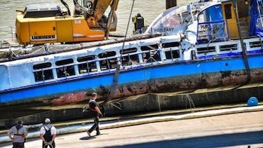 Los socorristas sacan del agua el barco que naufragó en Hungría