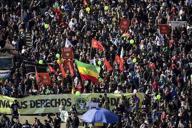 Miles marchan en Chile para exigir el derecho a cultivar marihuana
