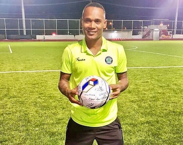 Multan al jugador Bombo Medina por llevarse el balón con el que marcó tres goles