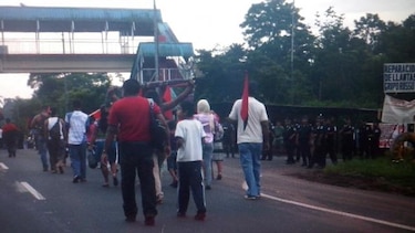 Precaristas chocan con la Policía Nacional