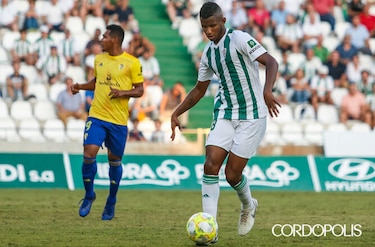 El Córdoba gana en el último minuto con asistencia de cabeza de Fidel Escobar