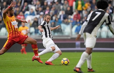 Higuaín y Cuadrado devuelven tranquilidad a Juventus