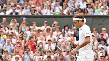 Wozniacki falla; Federer avanza