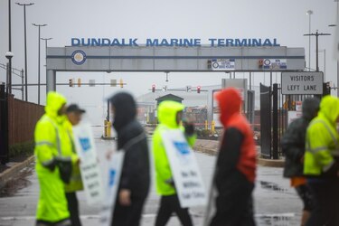 Los principales puertos de Estados Unidos cerrados por  huelga de estibadores, calculan en $2,000 millones las pérdidas diarias