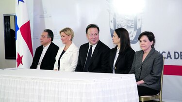 Empleada de la Presidencia se opera con fondos públicos