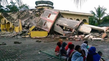 Un sismo en Indonesia deja al menos 97 muertos