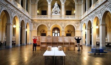 Numerosos votantes todavía indecisos a horas de la elección presidencial en Francia