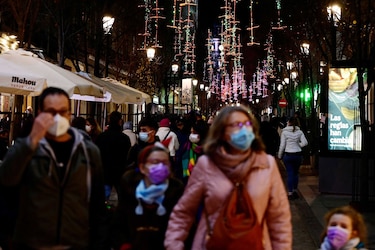 Los españoles reciben entre resignación y aprobación las mascarillas al aire libre