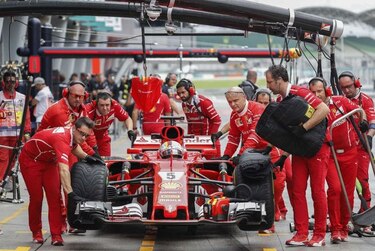 Vettel mete presión a Hamilton en primeros ensayos