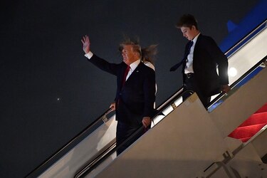 Presidente Trump se va de vacaciones elogiando su balance anual