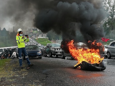 Ejecutivo anuncia un plan de austeridad; protestas siguen