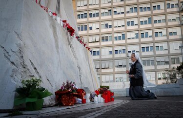 El papa Francisco sigue en estado crítico y presenta una insuficiencia renal leve
