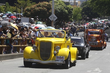 Cerca de 300 autos antiguos llenan de recuerdos y nostalgia las calles de Medellín