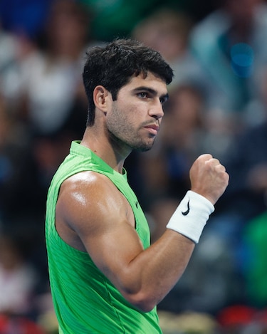 Carlos Alcaraz regresa con triunfo sólido en Doha