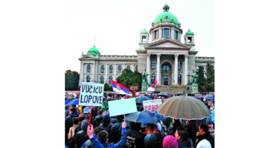 Tercer día de protestas en Serbia tras elecciones