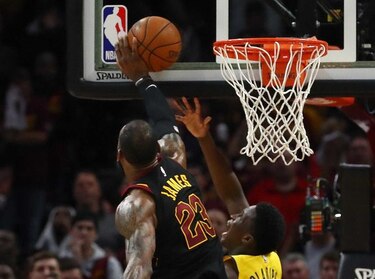 Árbitros fallan; bloqueo de LeBron James en quinto juego debió ser interferencia