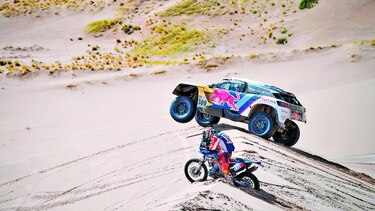 Loeb gana en carros y Sunderland en motos