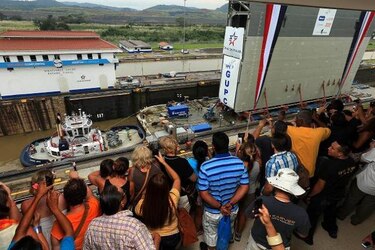Avanzan maniobras para instalar nuevas compuertas en el Canal