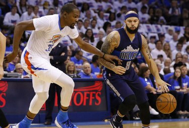 Mavericks se salvan gracias al reloj y empatan la serie