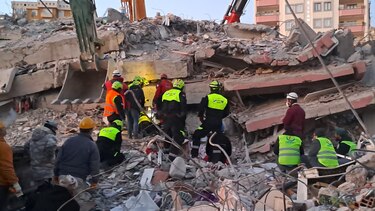 Rescatistas panameños inician búsqueda de sobrevivientes en Turquía