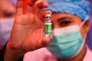 Vacuna de AstraZeneca solo esta recomendada para personas menores de 65 años