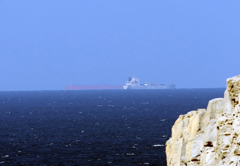 Dos petroleros chinos buscan ser los primeros en cruzar Ormuz tras el alto el fuego