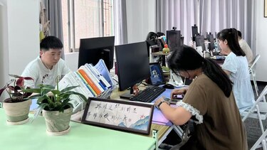 Por qué muchos jóvenes en China pagan para ir a una oficina y fingir que trabajan