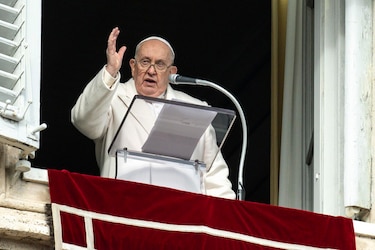 El papa vuelve a asomarse a la ventana del Vaticano tras su bronquitis y pide la paz