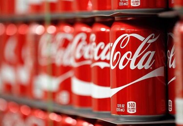 Coca-Cola suprimirá mil 200 empleos tras caída de ganancias