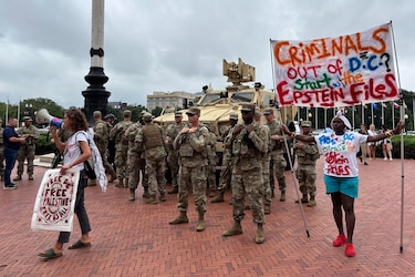 Protesta con carteles y pegativas por la ‘toma hostil’ de Trump a Washington