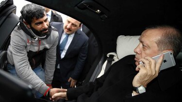 Presidente de Turquía convence a hombre de que no se suicide