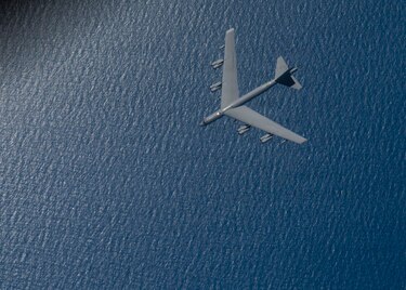 Estados Unidos despliega un bombardero B-52 en una misión nocturna contra Irán