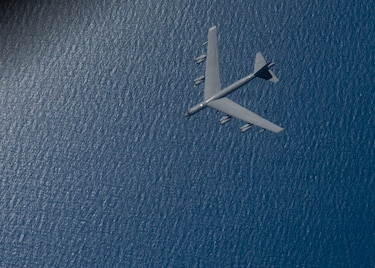 Estados Unidos despliega un bombardero B-52 en una misión nocturna contra Irán