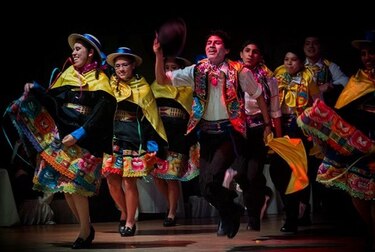 Danzas folclóricas de regiones del  Perú se internan en Albrook Mall