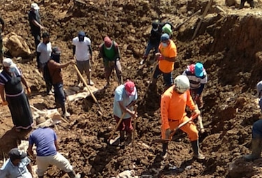 Recuperan los restos de dos menores  que quedaron sepultadas tras el paso de ETA 