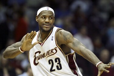 Subastan tarjeta de novato de LeBron James por un récord de $1.8 millones