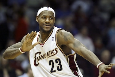 Subastan tarjeta de novato de LeBron James por un récord de $1.8 millones