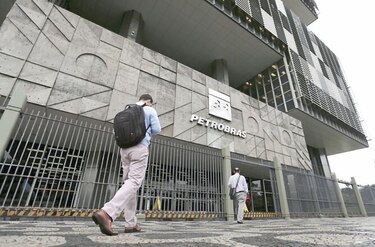 Petrobras retrasaría venta de refinerías de petróleo un mes