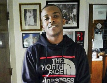 Joven muerto por policías en EU recibió ocho tiros, la mayoría en la espalda