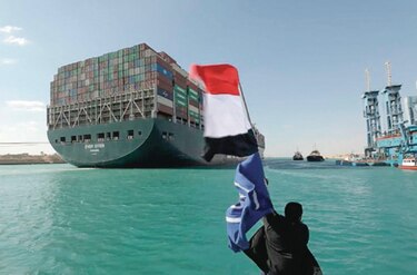 Canal de Suez anunció que todos los buques en espera cruzaron la vía