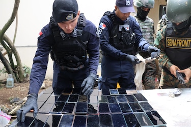 Más de 400 celulares y armamento: el entramado de lujo en La Joyita revelado por la Policía