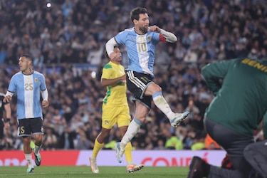 Lionel Messi marca de penalti su gol 126 con Argentina y eleva a 3-0 el triunfo ante Benín