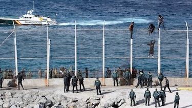 Migrantes entran a Ceuta en marea baja