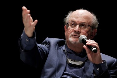 Escritor Salman Rushdie bajo respiración artificial tras ser apuñalado en Estados Unidos
