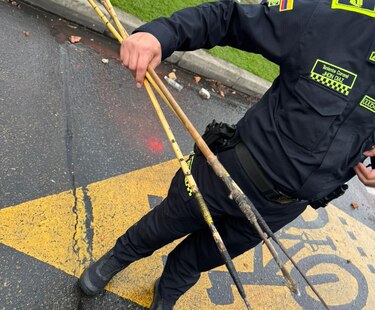 Indígenas hieren con flechas a cuatro policías en protesta frente a la Embajada de Estados Unidos en Bogotá