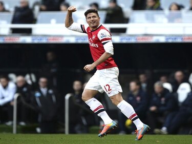 Arsenal gana por la mínima en Newcastle y recupera el liderato
