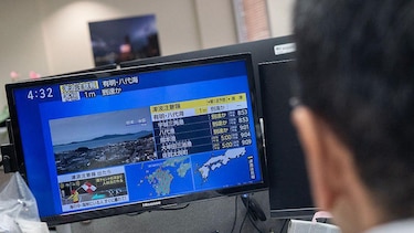 Varias personas quedan atrapadas en un centro comercial tras un terremoto de magnitud 7.1 en Japón
