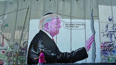 Dos murales sobre Donald Trump en Cisjordania