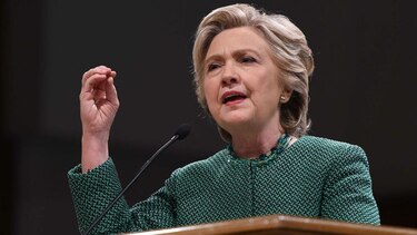 Hillary Clinton recorre estados clave impulsada por los sondeos
